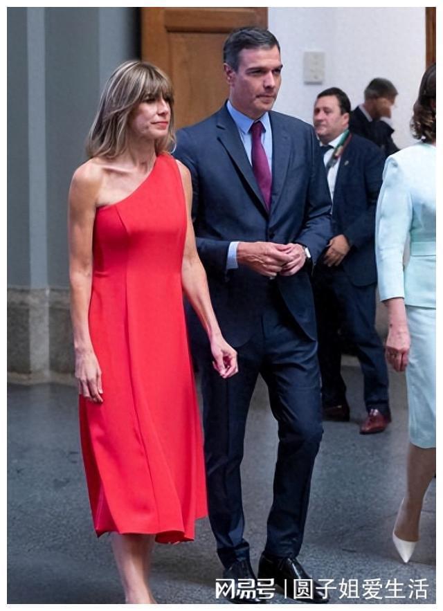 90公分的身高身材如男模首相夫人也美k8凯发国际西班牙首相抵达北京了！1(图4)